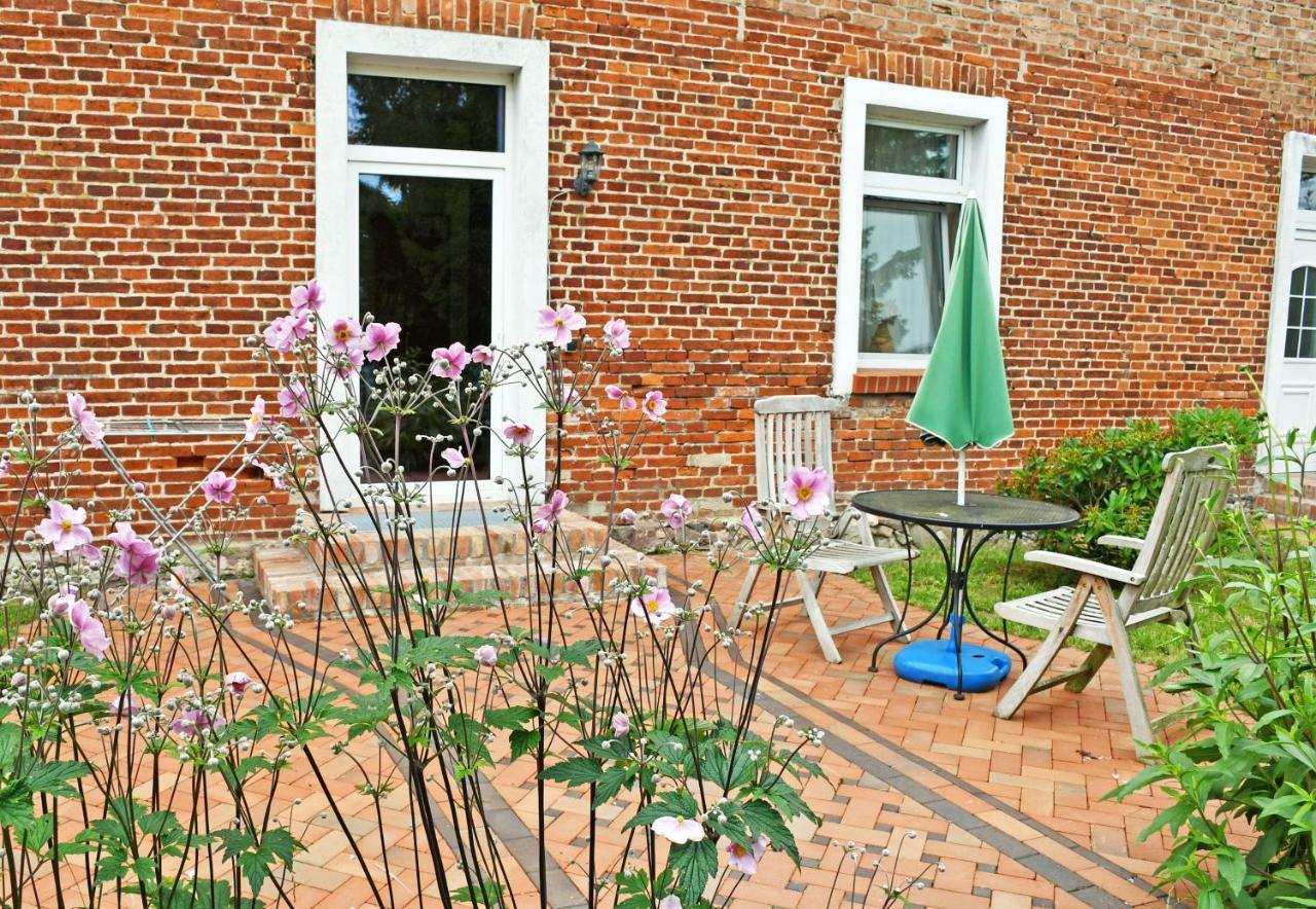 Ferienwohnungen Im Gutshaus Gnies Екстериор снимка