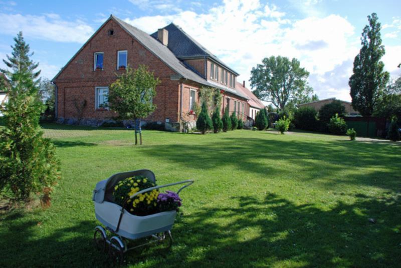 Ferienwohnungen Im Gutshaus Gnies Екстериор снимка
