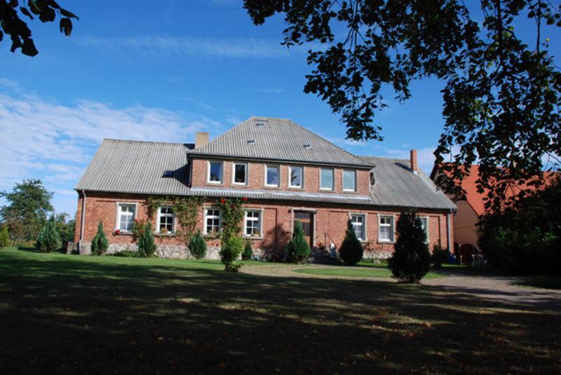 Ferienwohnungen Im Gutshaus Gnies Екстериор снимка